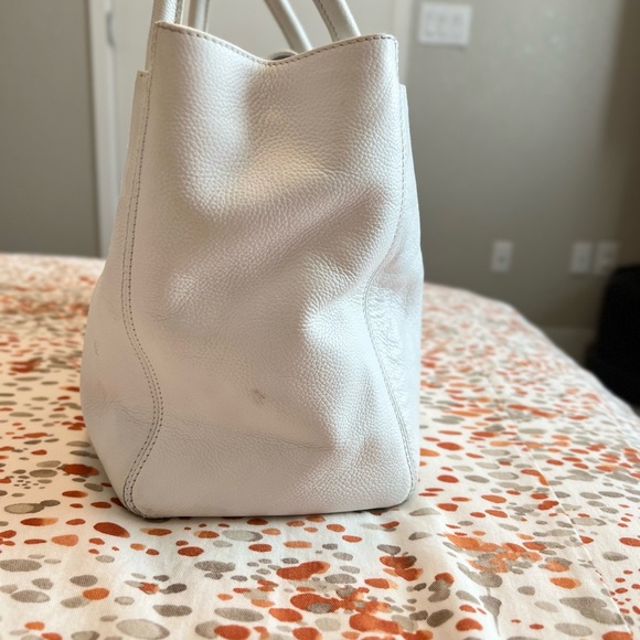 ‼️👜Chanel Executive White Leather - Women👜‼️ - Picture 6 of 16